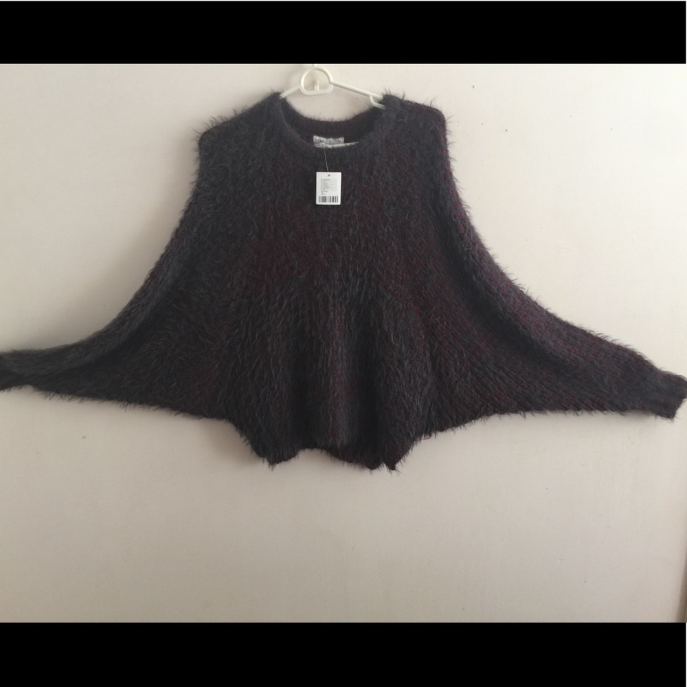 URBAN OUTFITTERS SWEATER XS BRAND NEW